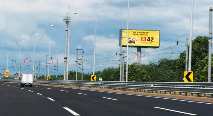 機(jī)場高速大牌廣告