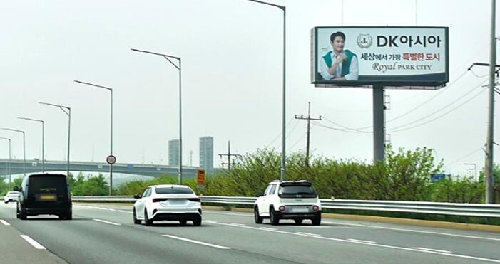 韓國機(jī)場高速廣告